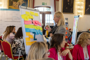 Grupa kobiet biorąca udział w warsztatach