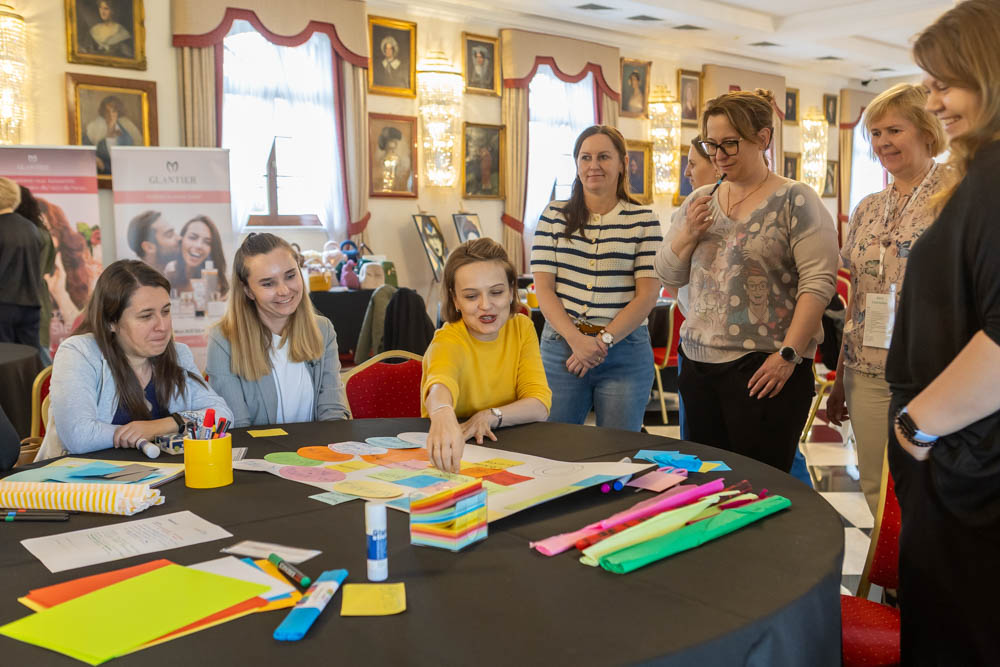 Grupa kobiet biorąca udział w warsztatach