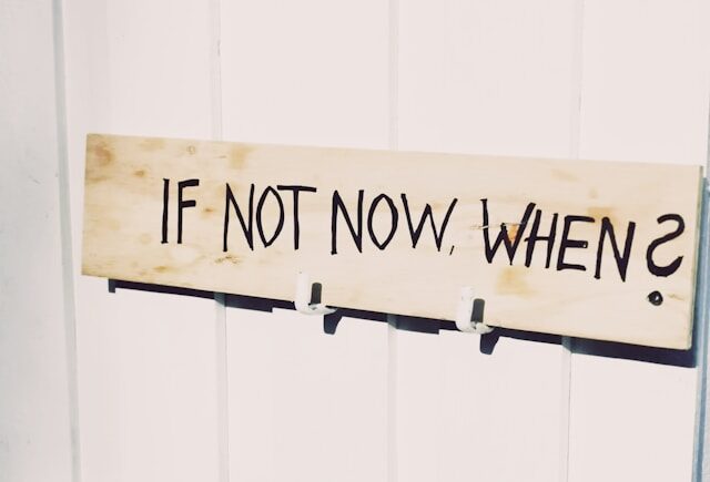 Napis: jeśli nie teraz, to kiedy? (if not now, when?)
