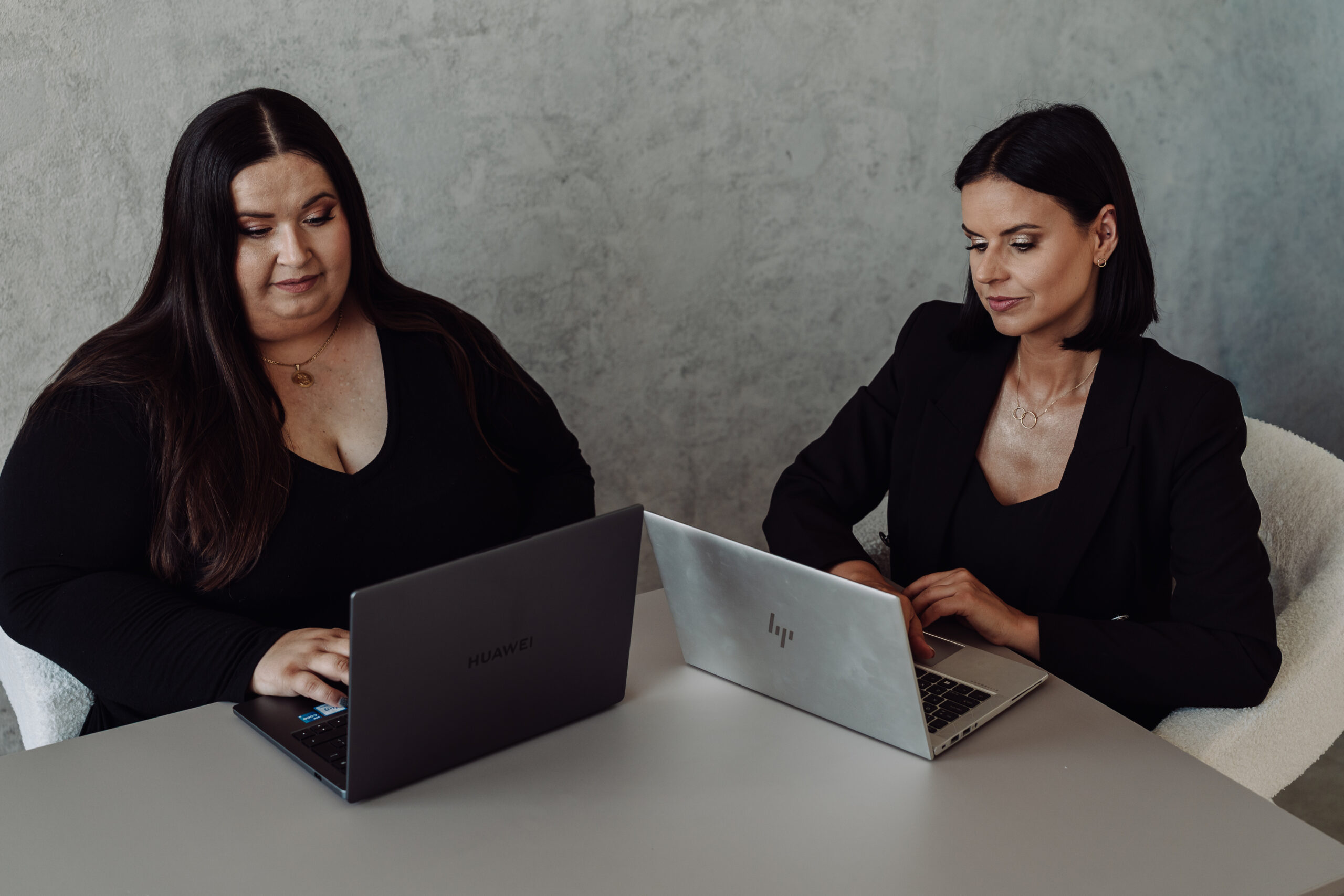 Prezdstawicielki agencji ubezpieczeniowej - Twój Kawałek Podłogi