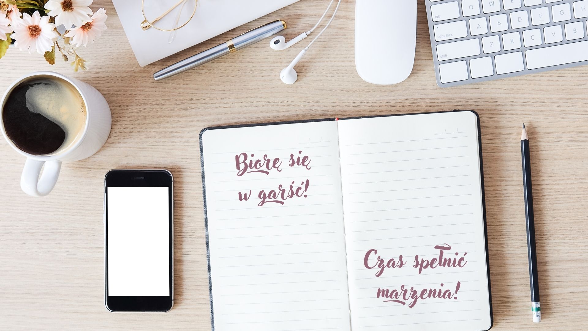 Telefon, kawa i otwarty notatnik leżą na biurku